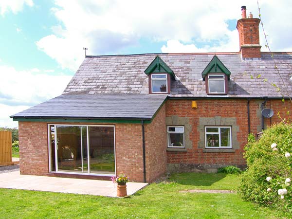 Motcombe Nursery Pet-Friendly Cottage, Motcombe, South West England (Ref 16149)