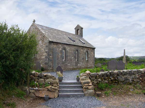 Eglwys St Cynfil Beach Cottage, Pwllheli, North Wales (Ref 17499)