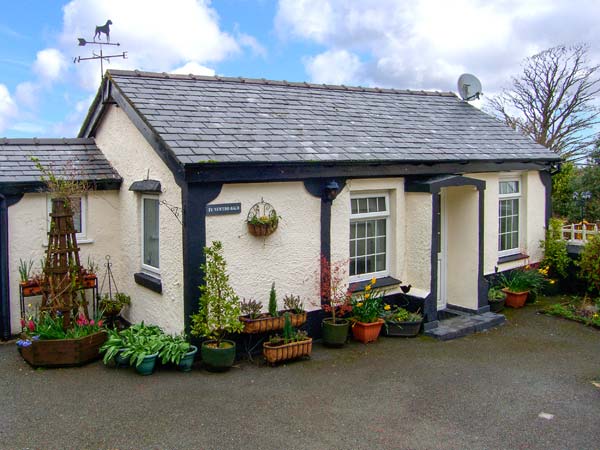 Ty Newydd Bach Pet-Friendly Cottage, Pentir, North Wales (Ref 1750)