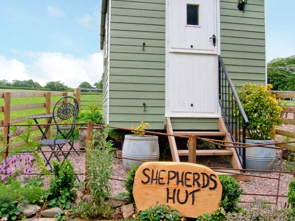 Shepherd's Hut Countryside Cottage, Leighton, Heart Of England (Ref 17899)