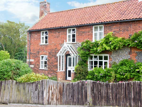 Kosy Cottage Pet-Friendly Cottage, Buxton, Norfolk, East Anglia (Ref 18375)