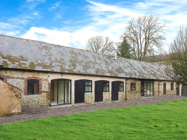 Corner Barn Pet-Friendly Cottage, Winterborne Stickland, South West England (Ref 19285)