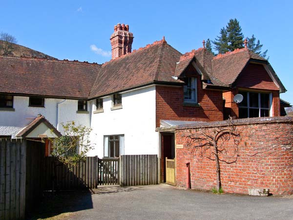 Riverside Cottage Pet-Friendly Cottage, Llanwrthwl, Mid Wales (Ref 22181)