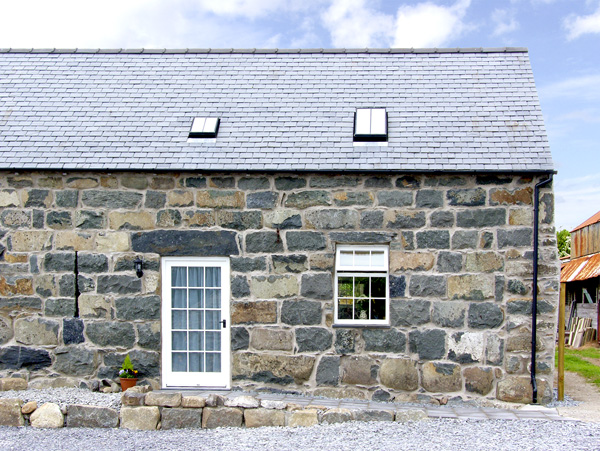 Ysgybor Yd Beach Cottage, Criccieth, North Wales (Ref 2370)