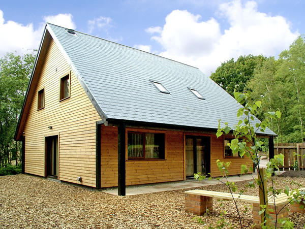 Norbury Pet-Friendly Cottage, Ramshorn Wood Near Alton Towers, Peak District (Ref 2432)