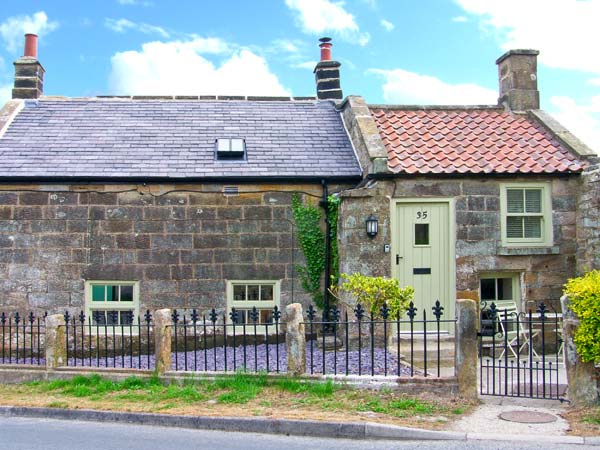 Holly Tree Cottage Pet-Friendly Cottage, Aislaby Near Whitby, North York Moors & Coast (Ref 25346)
