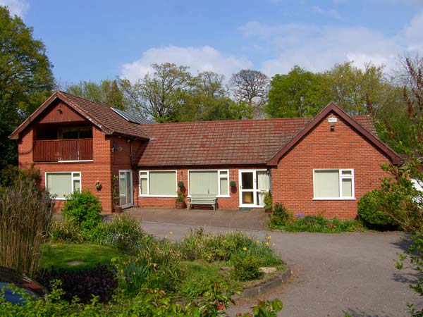 Llys Offa Pet-Friendly Cottage, Ruabon, North Wales (Ref 26828)