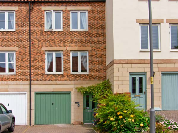 Romy Lou  Beach Cottage, Whitby, North York Moors & Coast (Ref 26935)
