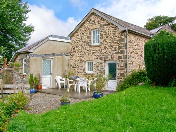 Llety'r Wennol Pet-Friendly Cottage, Ffarmers, South Wales (Ref 27088)