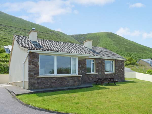 St. Annes Pet-Friendly Cottage, Glenbeigh, County Kerry, South West (Ref 27306)