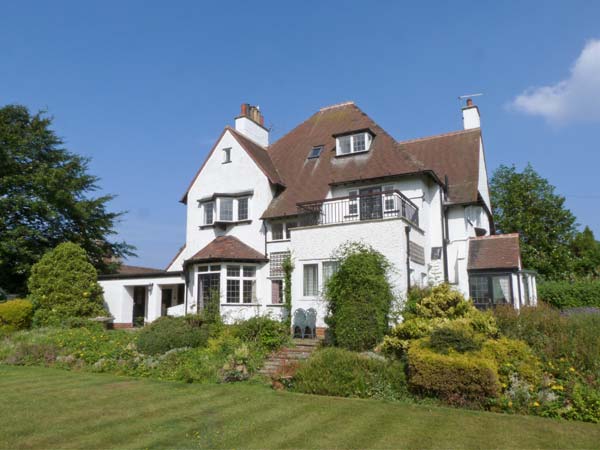 Mere Close Pet-Friendly Cottage, Hornsea, North York Moors & Coast (Ref 27398)
