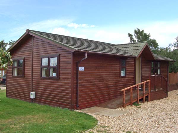8 Lazy Swan Pet-Friendly Cottage, Tattershall Lakes Country Park, East Anglia (Ref 28467)