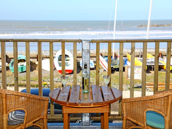 Trysor Y Mor Family Cottage, Borth, Mid Wales (Ref 28596)