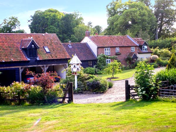 Burnt Hill House Family Cottage, Beccles, East Anglia (Ref 28812)