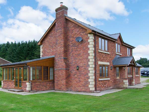 The Lodge Pet-Friendly Cottage, Llanbadarn-Fynydd, Mid Wales (Ref 28862)