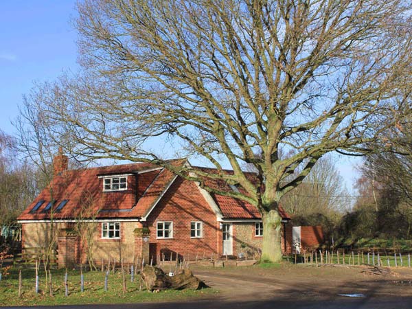 Oak Tree Lodge Family Cottage, Crostwick, East Anglia (Ref 30583)