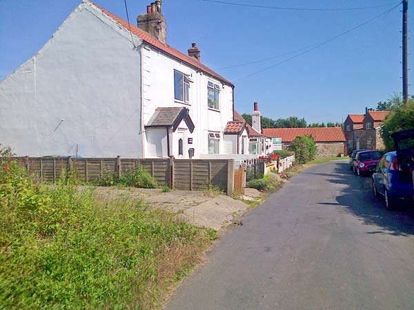 Cosy Cottage Pet-Friendly Cottage, Withernsea, North York Moors & Coast (Ref 31196)