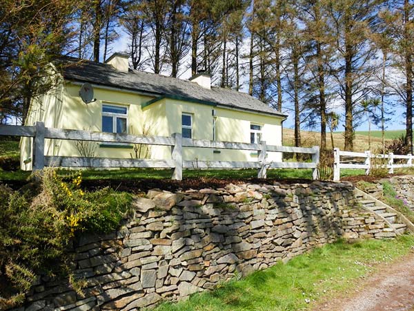 Lilac Cottage Pet-Friendly Cottage, Annascaul, County Kerry, South West (Ref 3645)