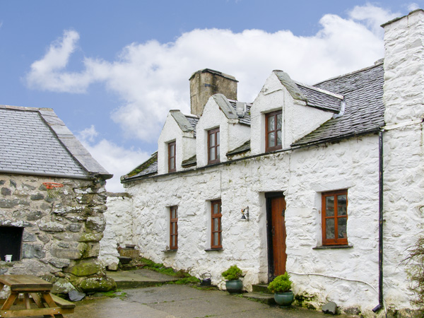 Hen Argoed Cottage Pet-Friendly Cottage, Llanfair, North Wales (Ref 4131)