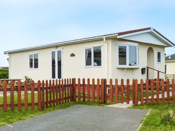 Pebble Lodge Pet-Friendly Cottage, St Merryn, South West England (Ref 904239)
