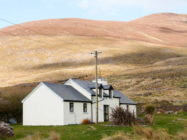 Coomnahincha Pet-Friendly Cottage, Cahersiveen, County Kerry, South West (Ref 904365)