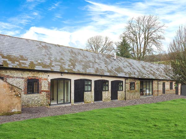 Rowdens Barn Pet-Friendly Cottage, Winterborne Stickland, South West England (Ref 905898)