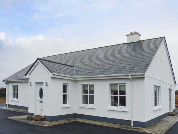 Coral Strand Pet-Friendly Cottage, Ballyconneely, County Galway, West (Ref 906512)