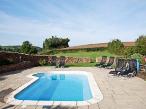 An outdoor swimming pool at a cottage in Somerset