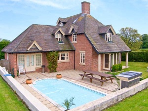 Choose a cottage with a luxurious swimming pool!