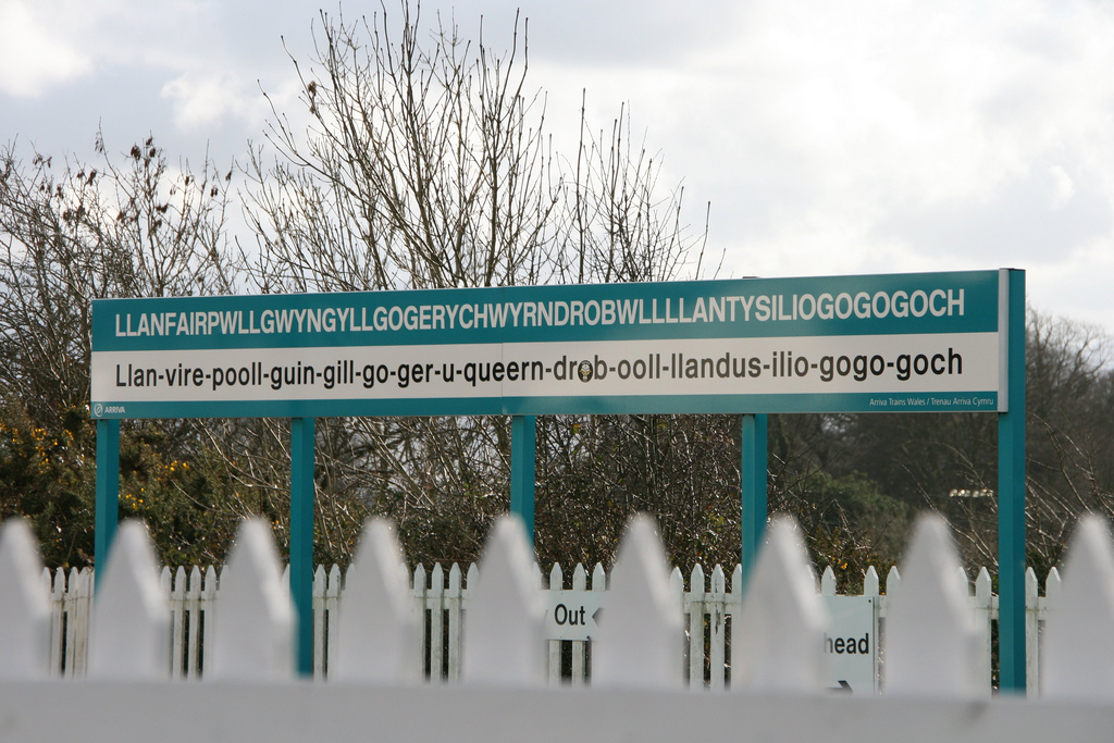 Llanfairpwllgwyngyllgogerychwyrndrobwllllantysiliogogogoch
