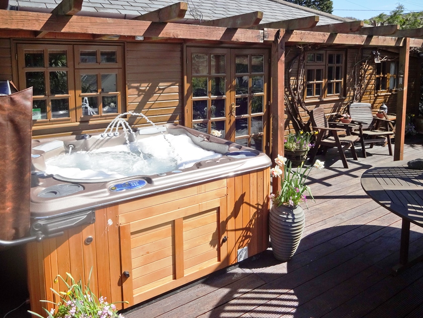 Holiday cottage with hot tub in Isle of Wight