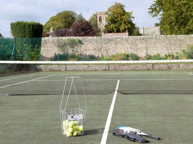 Holiday cottage with tennis court