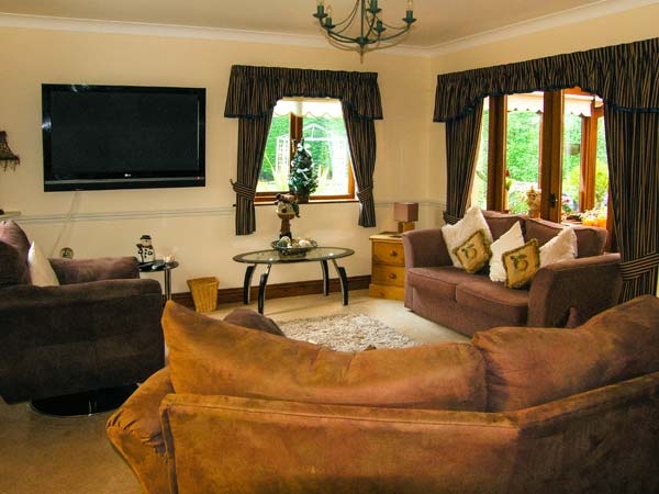 A large living space like this in Domecilia is perfect for friends.