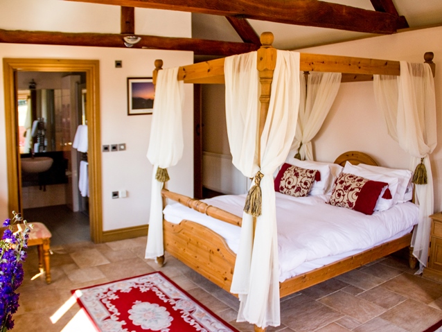 Holiday cottage with four poster bed