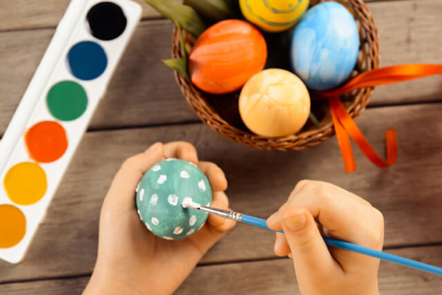 Painting eggs