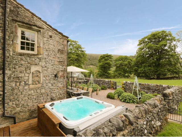 hilltop house hot tub