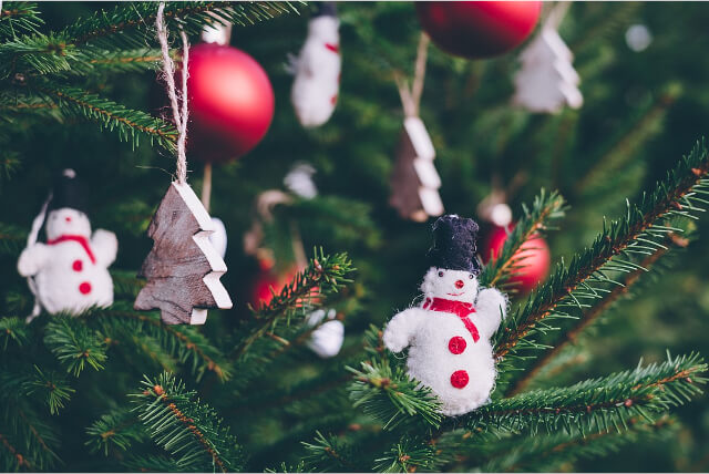 Christmas_tree_decorations_