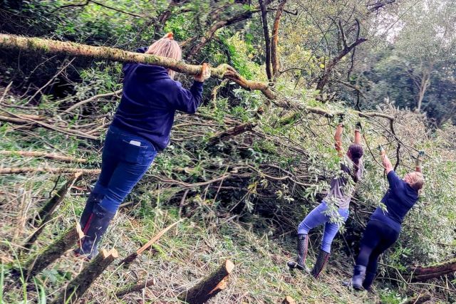 Manor Cottages staff volunteering at the Cotswolds Lake Trust