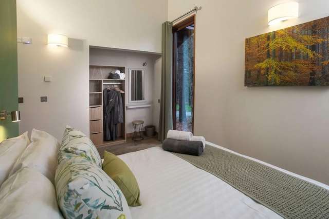 Bedroom in Forest of Dean Woodland - Golden Oak Treehouse.