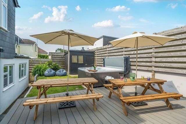 Hot tub and garden at Palm House.