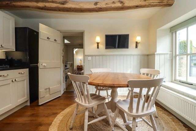 Kitchen and dining area in Robins Nest.
