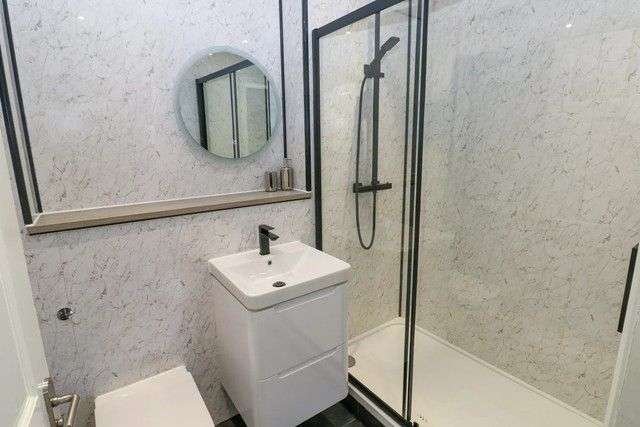 Shower room in Bluebell Cottage.