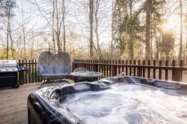The hot tub and garden area at Forest of Dean Golden Oak Hideaway.