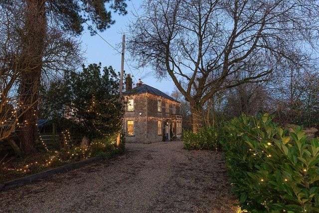 Vallis Oak Villa at night.