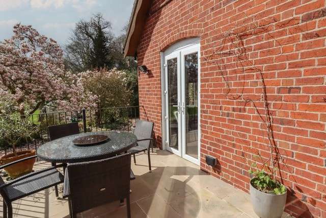 The garden and seating at Beau Cottage.