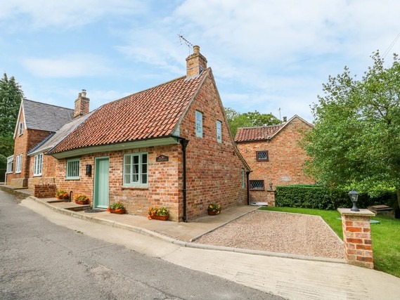Exterior of Lizzies Cottage and driveway.