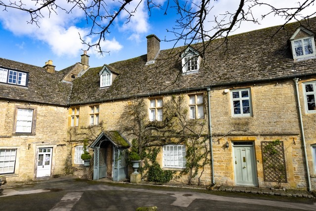 Pretty cottages in Stow-on-the-Wold, Gloucestershire.