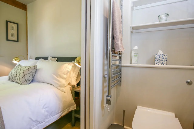 Bedroom with en-suite at The Lodge at Mortons.