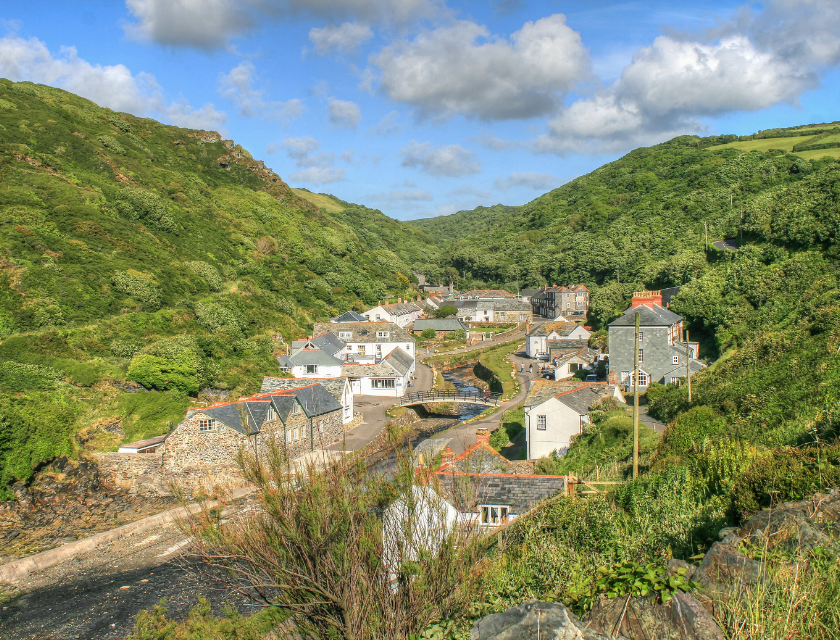 A scenic view of Boscastle village, with its charming cottages surrounded by lush green hills. Perfect for nature lovers exploring walks in Boscastle's picturesque landscapes.