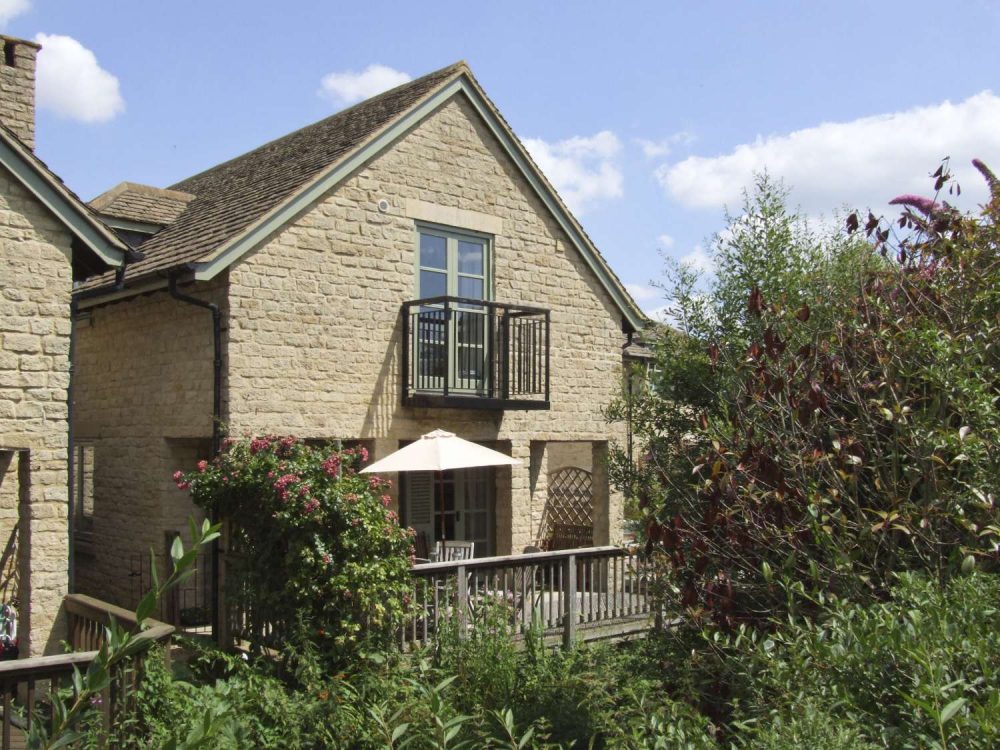 large cottages in bibury